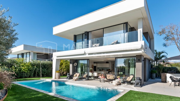 Moderne Villa mit Meerblick und beheiztem Pool in La Duquesa, Manilva zu verkaufen