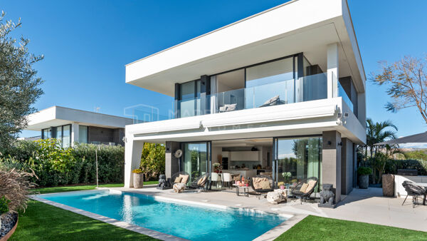 Moderne Villa mit Meerblick und beheiztem Pool in La Duquesa, Manilva zu verkaufen