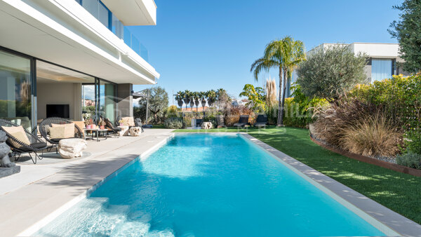 Moderne Villa mit Meerblick und beheiztem Pool in La Duquesa, Manilva zu verkaufen