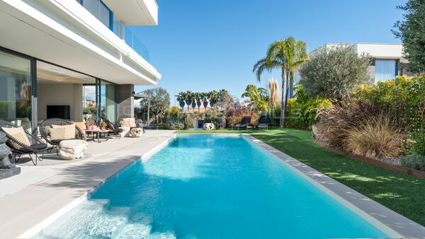 Moderne Villa mit Meerblick und beheiztem Pool in La Duquesa, Manilva zu verkaufen