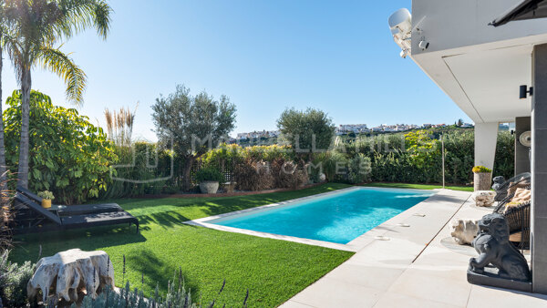 Moderne Villa mit Meerblick und beheiztem Pool in La Duquesa, Manilva zu verkaufen