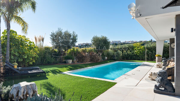 Moderne Villa mit Meerblick und beheiztem Pool in La Duquesa, Manilva zu verkaufen