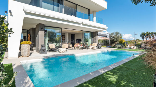 Moderne Villa mit Meerblick und beheiztem Pool in La Duquesa, Manilva zu verkaufen