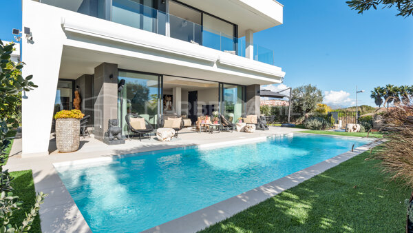 Moderne Villa mit Meerblick und beheiztem Pool in La Duquesa, Manilva zu verkaufen