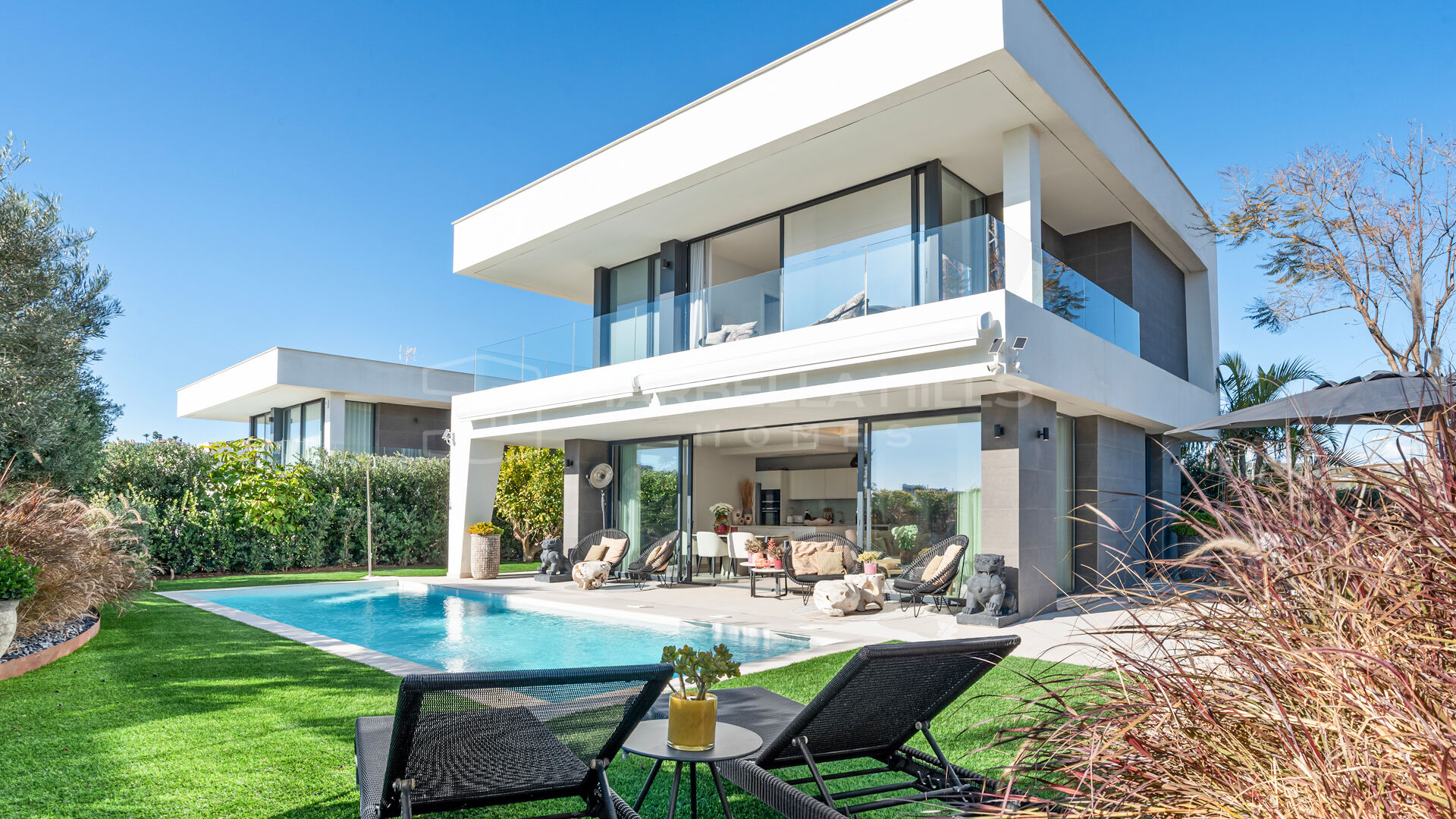 Moderne Villa mit Meerblick und beheiztem Pool in La Duquesa, Manilva zu verkaufen