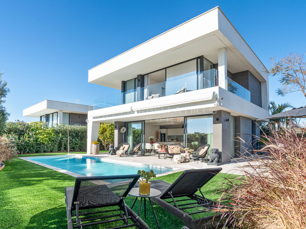 Moderne Villa mit Meerblick und beheiztem Pool in La Duquesa, Manilva zu verkaufen