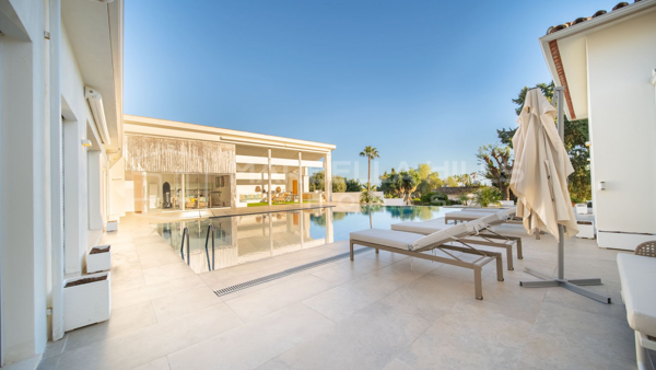 Moderne renovierte Villa in Guadalmina Alta, Marbella – Großzügiges Familienhaus nahe Golf und Annehmlichkeiten