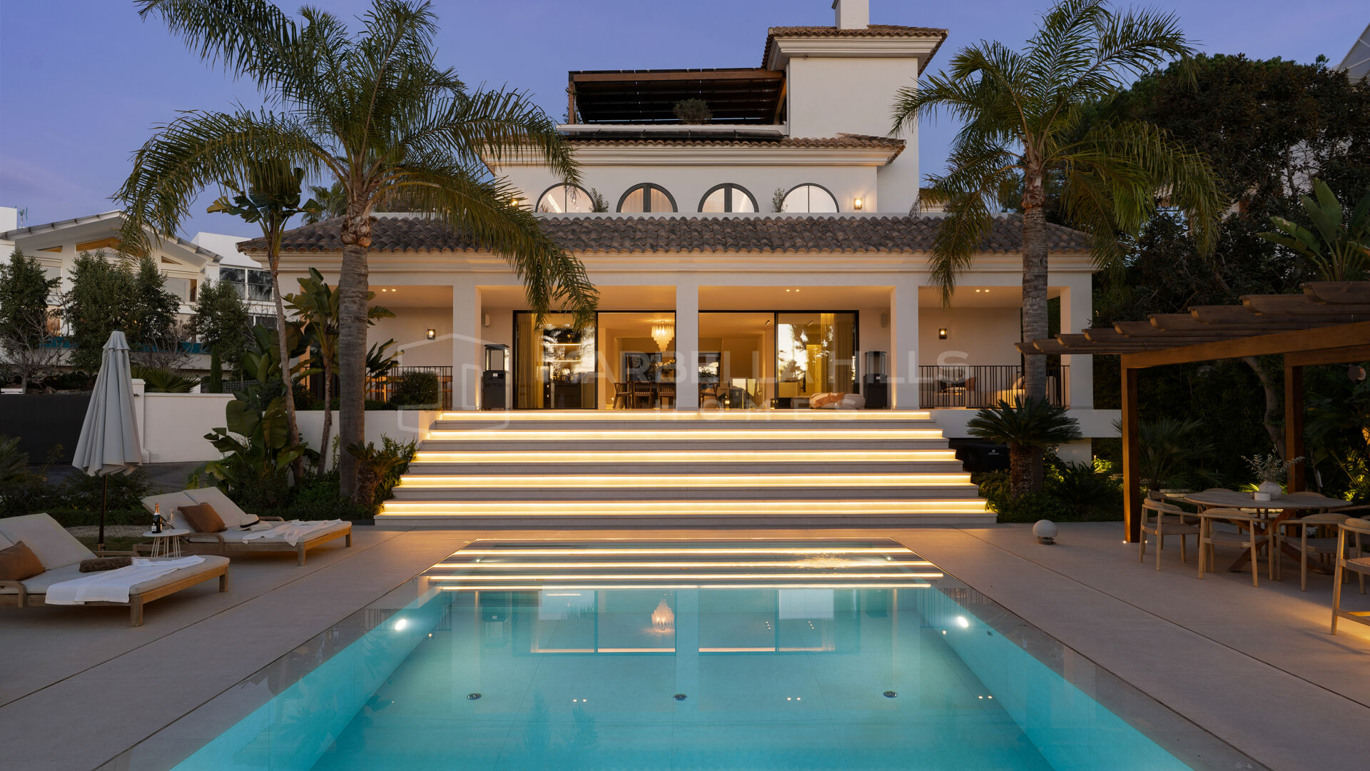 Villa de Lujo en Venta en Nueva Andalucía — Primera Línea de Golf junto en Los Naranjos Golf Club