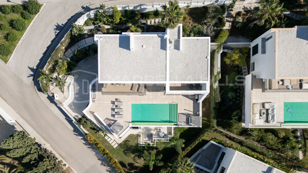 Luxury Contemporary Villa for Sale in El Paraíso Estepona | 6 Bedroom Modern Home with Spa and Panoramic Views