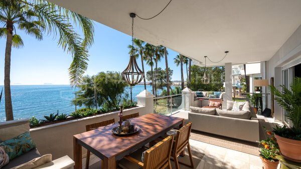 Apartamento de 2 dormitorios en primera línea de playa en venta en Punta Plata, Estepona con vistas al mar