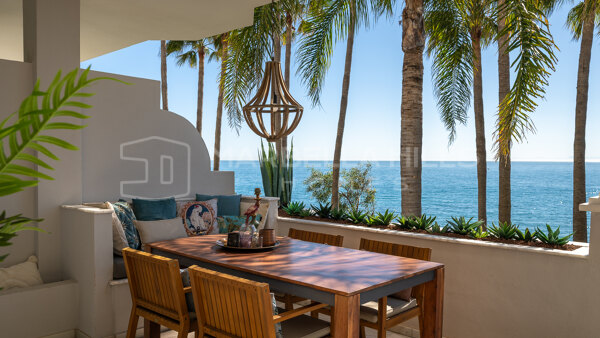Apartamento de 2 dormitorios en primera línea de playa en venta en Punta Plata, Estepona con vistas al mar