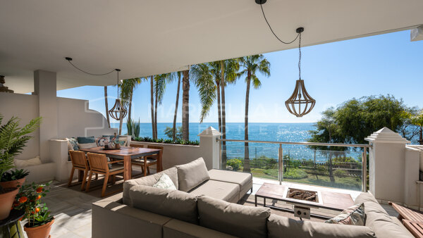 Apartamento de 2 dormitorios en primera línea de playa en venta en Punta Plata, Estepona con vistas al mar