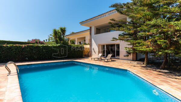 Villa à Benahavís avec Vue Mer Panoramique, Intimité et Grand Terrain