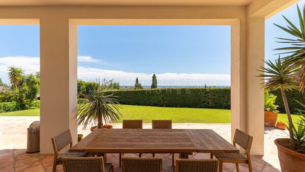 Villa à Benahavís avec Vue Mer Panoramique, Intimité et Grand Terrain