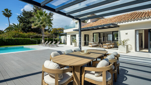 Villa à Vendre à Cortijo Blanco, San Pedro de Alcántara – Élégance Contemporaine à Deux Pas de la Plage