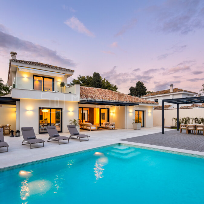 Villa zum Verkauf in Cortijo Blanco, San Pedro de Alcántara – Moderne Eleganz in Strandnähe
