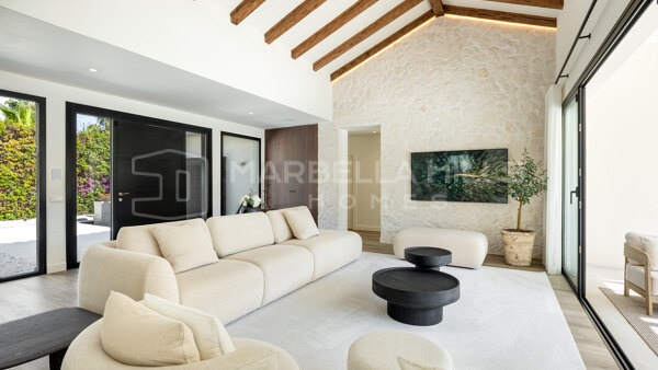 Villa à Vendre à Cortijo Blanco, San Pedro de Alcántara – Élégance Contemporaine à Deux Pas de la Plage