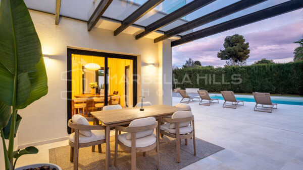 Villa à Vendre à Cortijo Blanco, San Pedro de Alcántara – Élégance Contemporaine à Deux Pas de la Plage