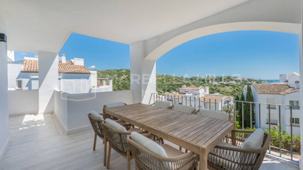 Apartment for Sale in Altos de La Quinta, Benahavís – Sea and Golf Views, Bright 3 Bedrooms