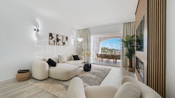 Apartment for Sale in Altos de La Quinta, Benahavís – Sea and Golf Views, Bright 3 Bedrooms