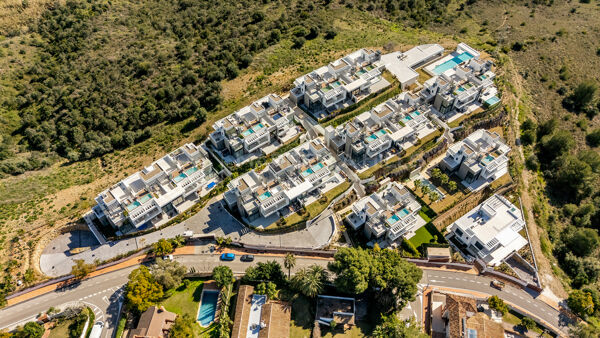 Villa pareada en venta en Rio Real, Marbella Este | Vistas al mar