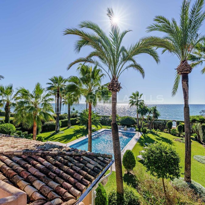 Villa en front de mer à vendre à El Paraiso, Estepona | Opportunité de développement et licence touristique