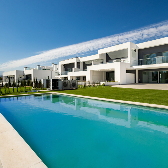 Casa adosada de esquina en venta en Guadalmina Alta, Marbella | Piscina privada