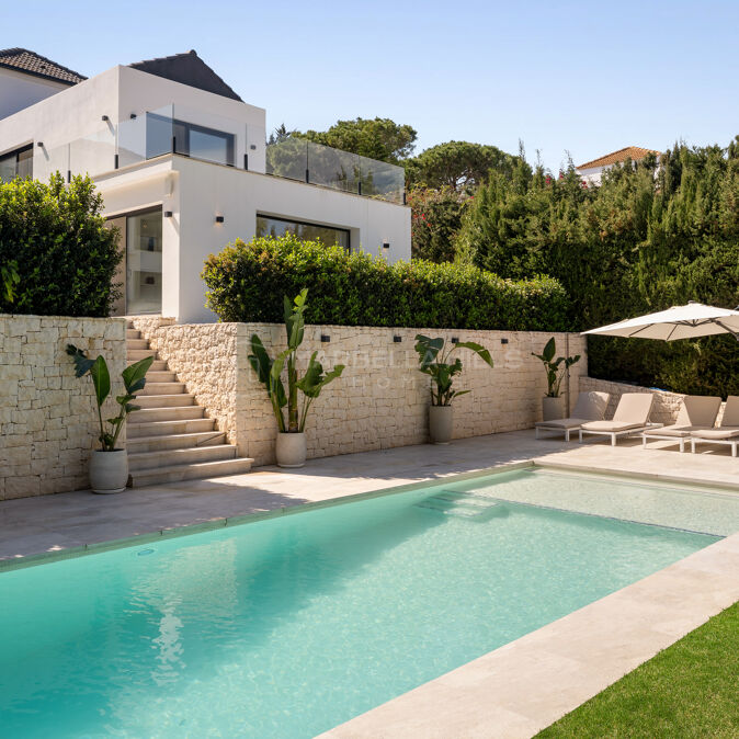 Villa de Lujo Reformada en Venta en Las Brisas, Nueva Andalucía, Marbella