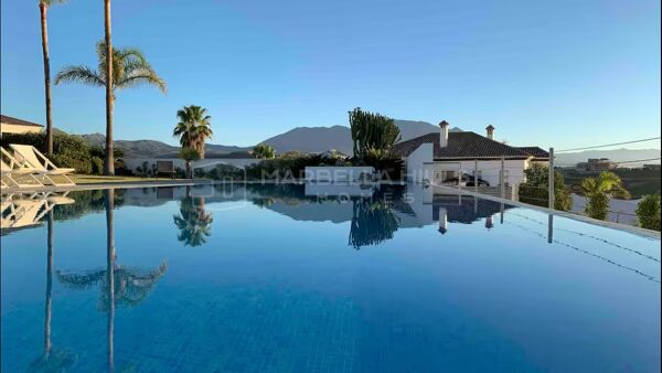 Exklusive Luxusvilla zum Verkauf in Manilva nahe Sotogrande mit Meerblick