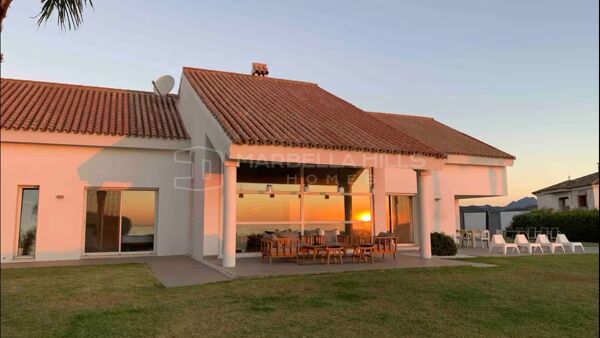 Exklusive Luxusvilla zum Verkauf in Manilva nahe Sotogrande mit Meerblick