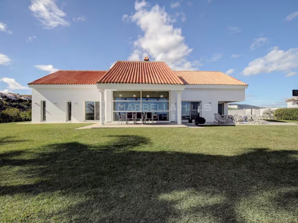 Exklusive Luxusvilla zum Verkauf in Manilva nahe Sotogrande mit Meerblick
