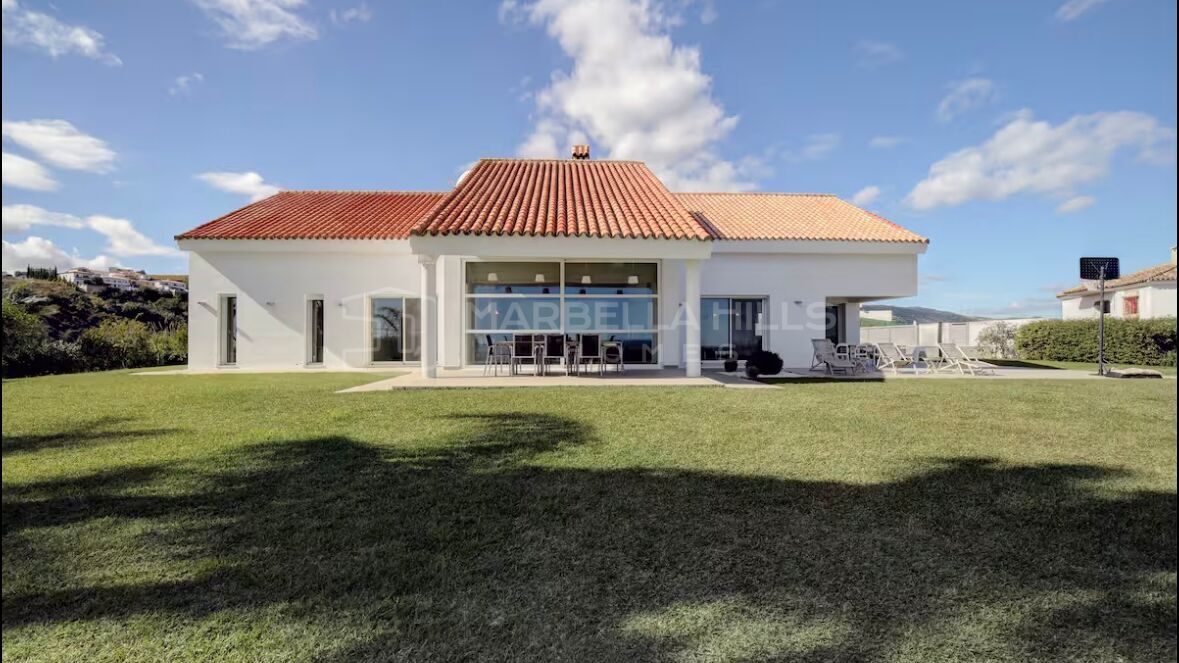 Exklusive Luxusvilla zum Verkauf in Manilva nahe Sotogrande mit Meerblick