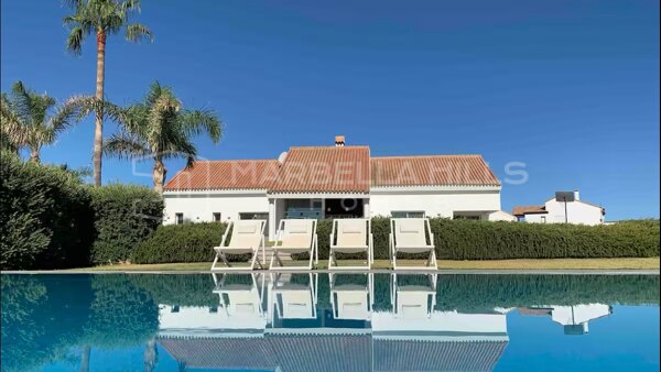Exklusive Luxusvilla zum Verkauf in Manilva nahe Sotogrande mit Meerblick