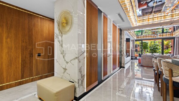 Luxuriöse Erdgeschosswohnung zum Verkauf in Puerto Banús, Marbella