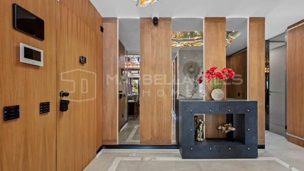 Luxuriöse Erdgeschosswohnung zum Verkauf in Puerto Banús, Marbella