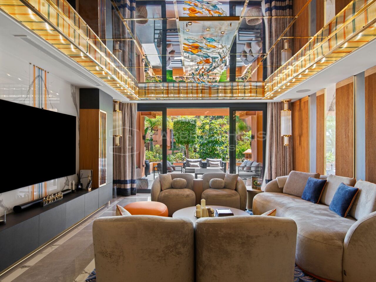 Luxuriöse Erdgeschosswohnung zum Verkauf in Puerto Banús, Marbella