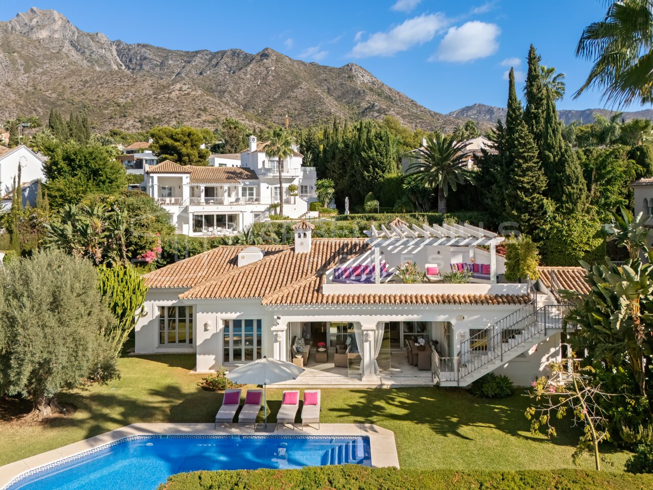 Villa mediterránea en venta en Sierra Blanca, Marbella en la Milla de Oro con vistas al mar