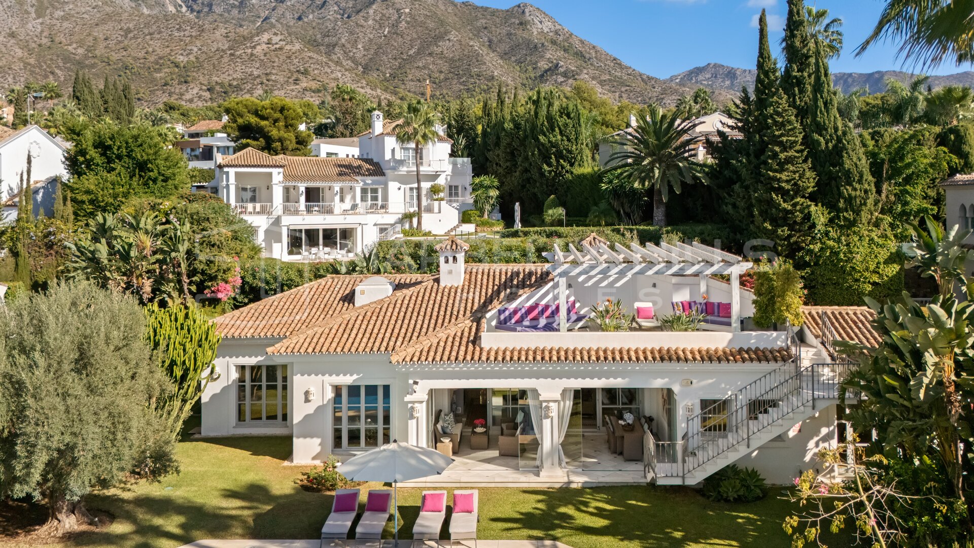 Villa mediterránea en venta en Sierra Blanca, Marbella en la Milla de Oro con vistas al mar