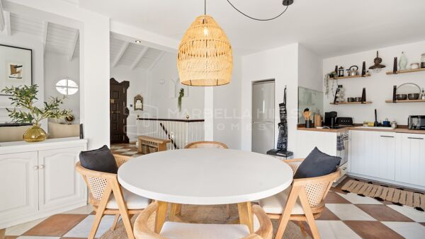 Maison de ville à vendre à La Heredia, Benahavís avec licence touristique et terrasse