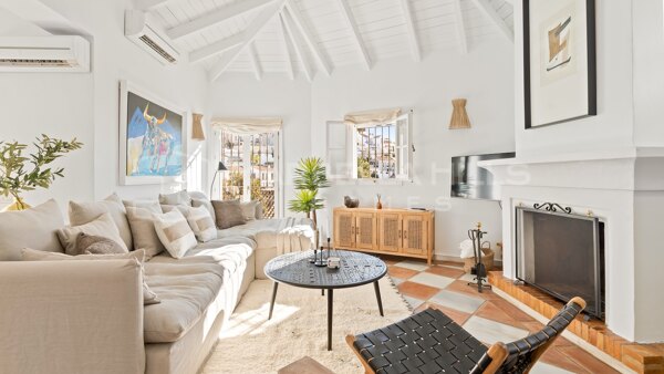 Townhouse for sale in La Heredia, Benahavís with rental license and terrace