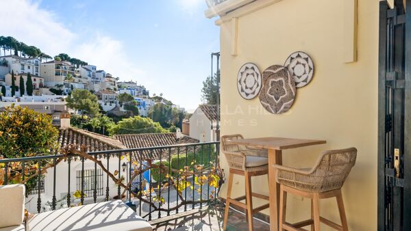 Maison de ville à vendre à La Heredia, Benahavís avec licence touristique et terrasse