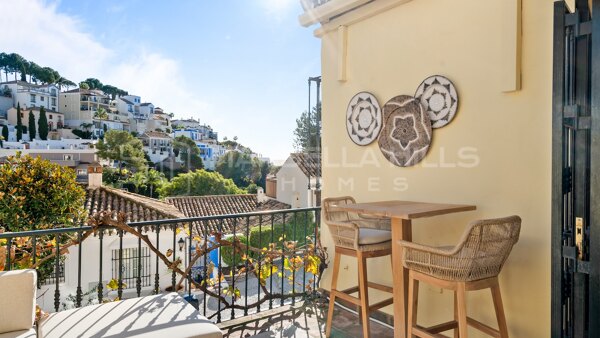 Townhouse for sale in La Heredia, Benahavís with rental license and terrace