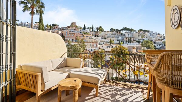 Maison de ville à vendre à La Heredia, Benahavís avec licence touristique et terrasse