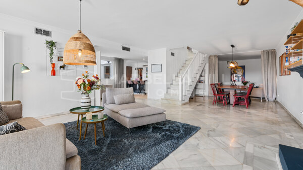 Reihenhaus mit 4 Schlafzimmern zum Verkauf in Nueva Andalucía | Fußläufig zu Puerto Banús | Touristenlizenz