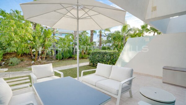 Modernes Reihenhaus in La Cala de Mijas zu verkaufen in geschlossener Anlage mit Pool und Dachterrasse