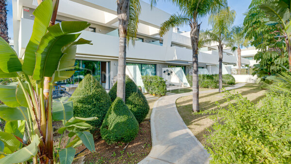 Modernes Reihenhaus in La Cala de Mijas zu verkaufen in geschlossener Anlage mit Pool und Dachterrasse