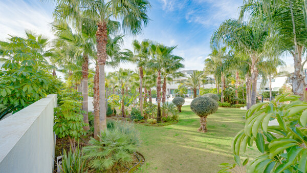 Modernes Reihenhaus in La Cala de Mijas zu verkaufen in geschlossener Anlage mit Pool und Dachterrasse