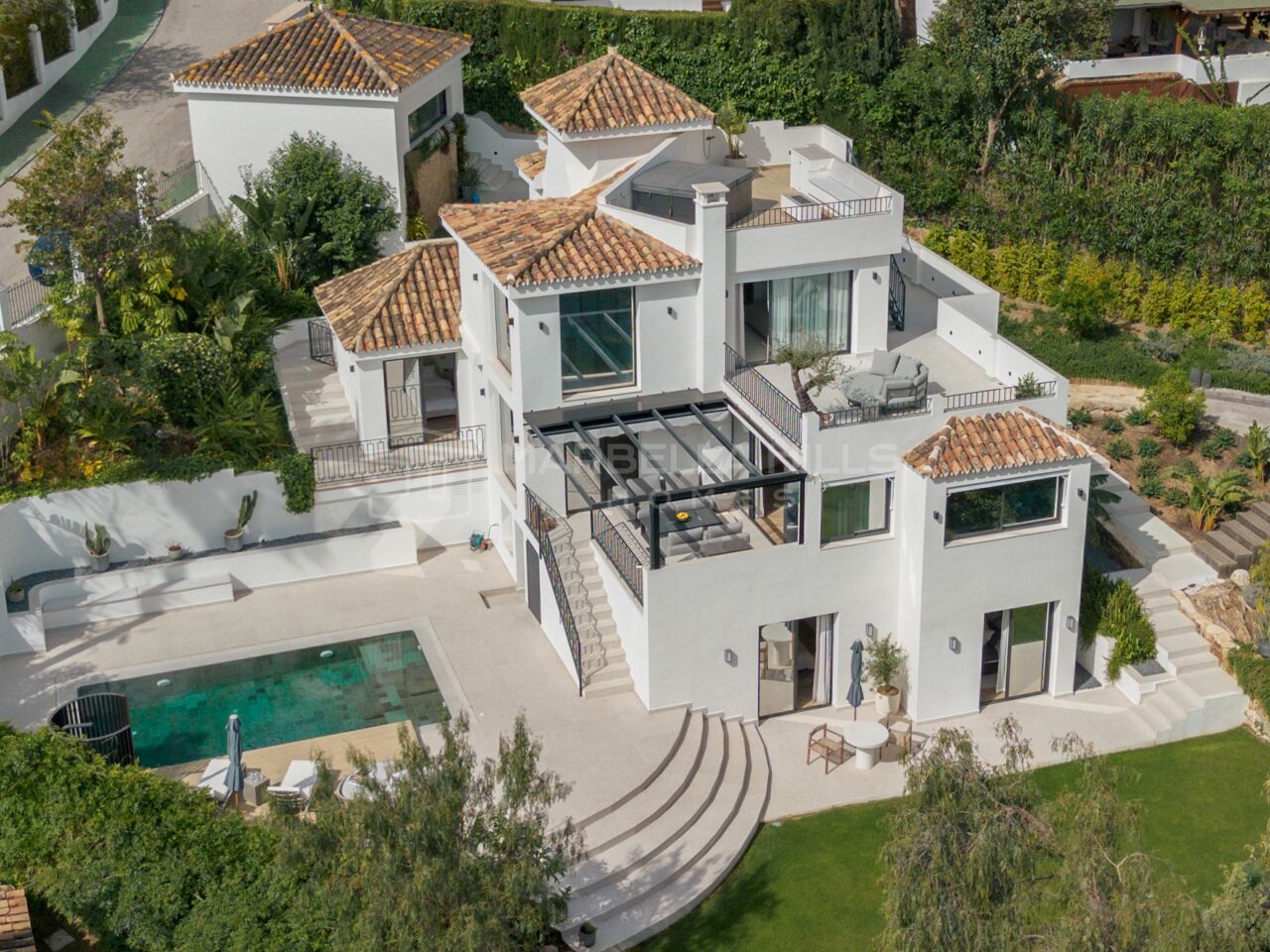 Villa de luxe à vendre à Nueva Andalucía Marbella – Villa rénovée en résidence sécurisée