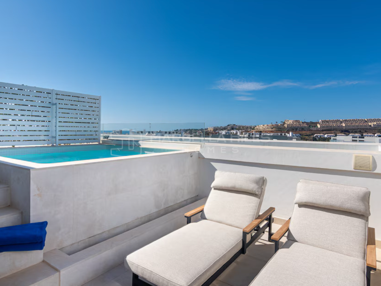Maison de ville moderne à vendre à La Cala de Mijas avec jardin, solarium et licence touristique