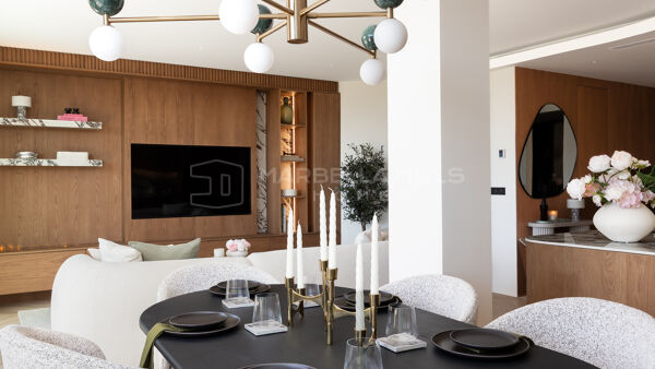 Luxury Townhouse for Sale in La Quinta Benahavís with Sea Views and Rooftop Jacuzzi